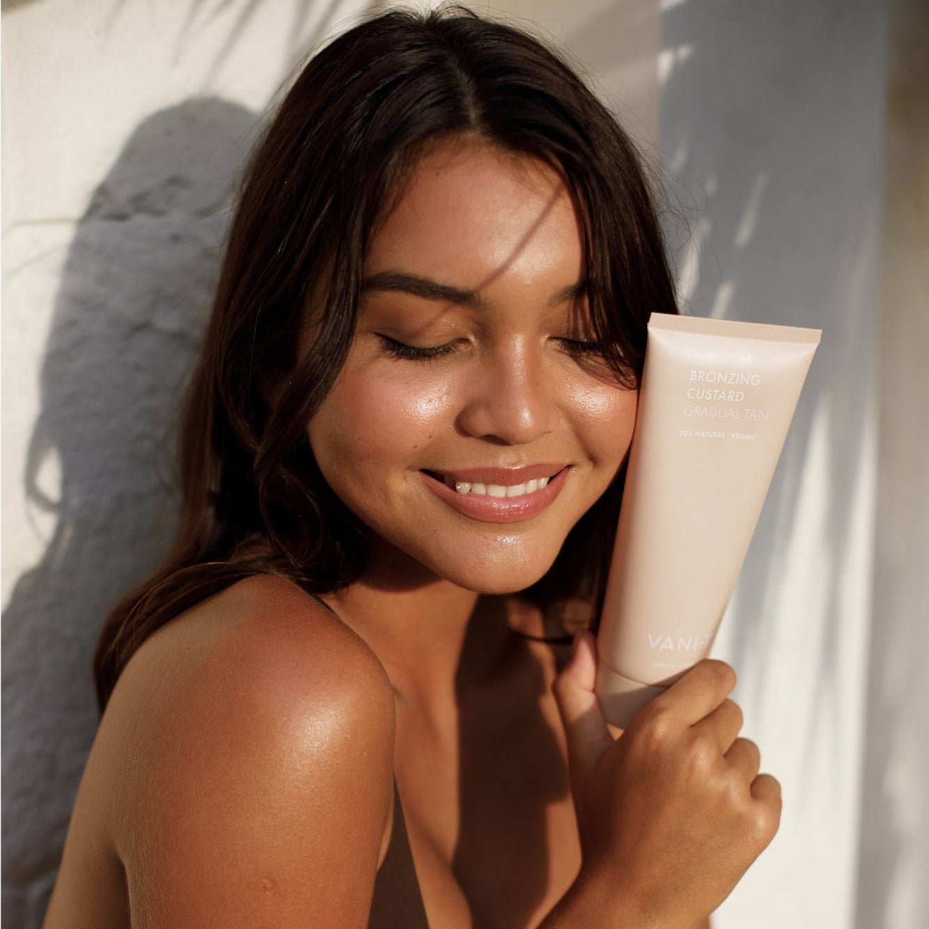 Vani-T Bronzing Custard gradual tan moisturiser glowing skin result on model